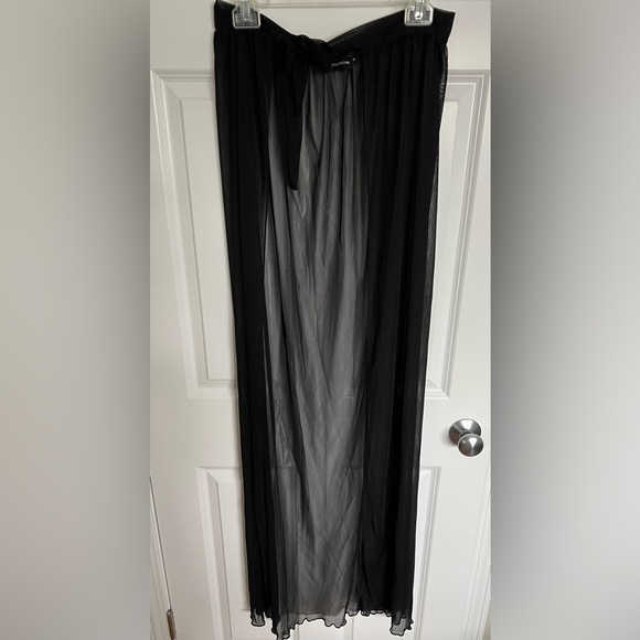 Pretty Little Thing Sarong - Picture 9 of 10